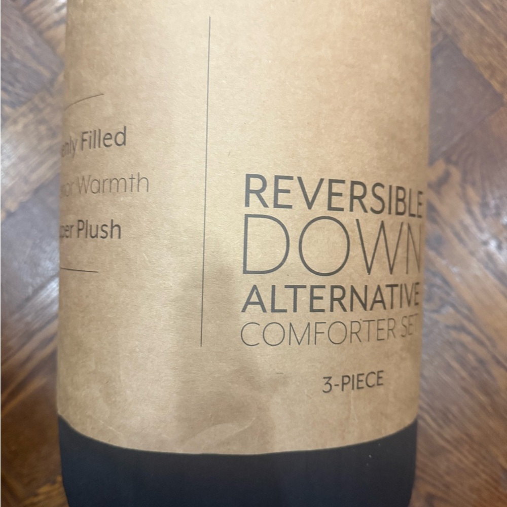 Full/queen down alternative comforter w shams (new)